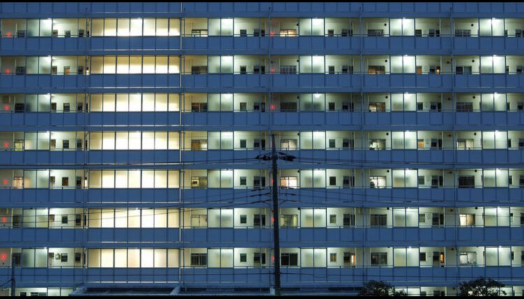 E mbajti trupin e vdekur të nënës për 10 vjet në frigorifer, arrestohet një grua në Japoni