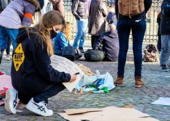 Izolim dhe mësim online/ Studentë në Francë protestojnë për neglizhencën e shëndetit mendor