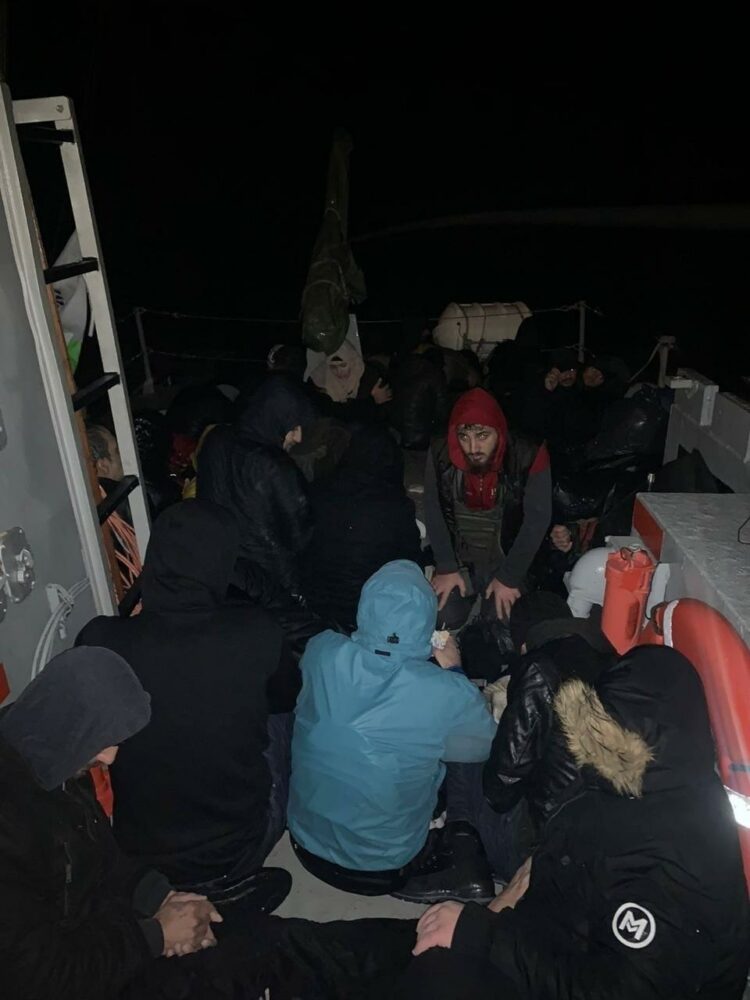 Po përgatiteshin të shkonin me gomone drejt Italisë, kapen 50 emigrantë sirianë në Vjosë