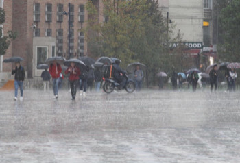 Priten reshje me intensitet, Shqipëria rrezikohet nga përmbytjet