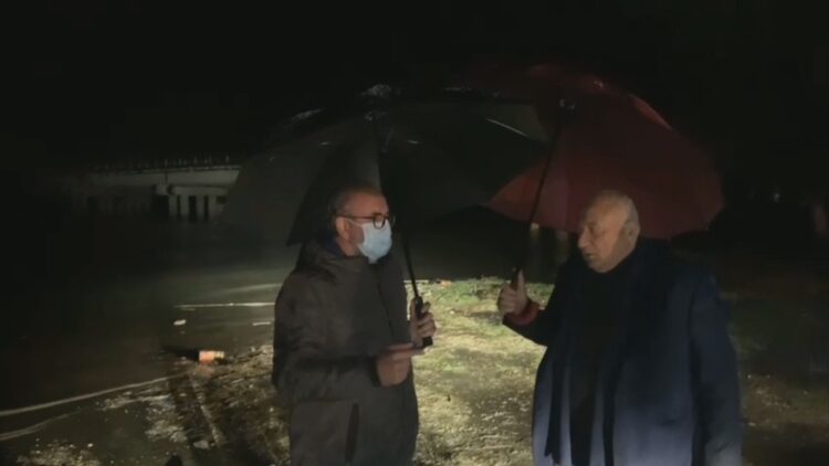 Shirat e dendur/ Kryebashkiaku i Vlorës në terren: Nuk ka vend për panik, gjendemi pranë çdo banori