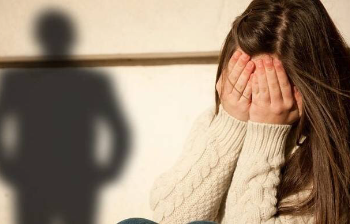 Zbulohet ngjarja e rëndë në Ksamil, njerku abuzonte seksualisht prej 2 vitesh me të miturën