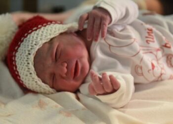 Vogëlushet me emrin Ajla dhe Meri, lindin bebet e para për vitin 2021! Brenda 10 minutash lindën 3 fëmijë