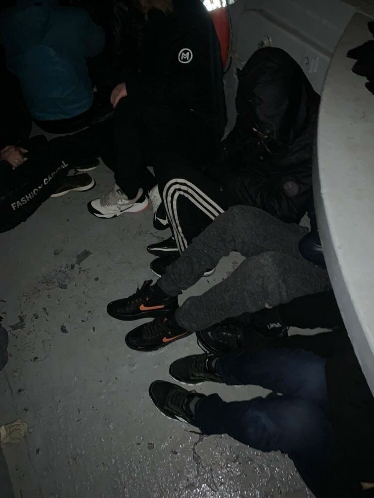 Po përgatiteshin të shkonin me gomone drejt Italisë, kapen 50 emigrantë sirianë në Vjosë