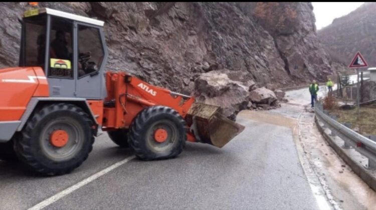 Rrëshqitje masive shkëmbore në rrugën Kukës-Shishtavec, disa rrugë janë bërë të pakalueshme