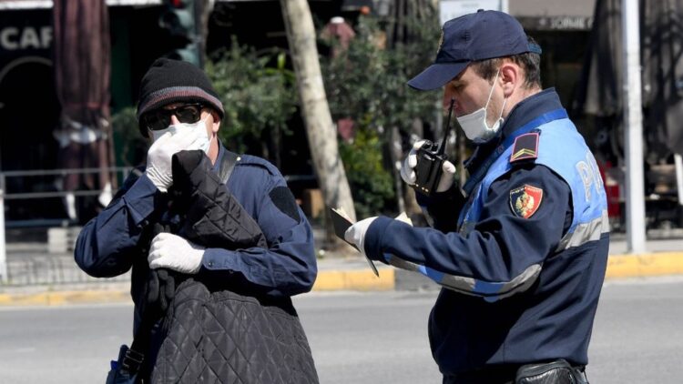 Lëviznin pa maska, 473 qytetarë gjobiten nga policia