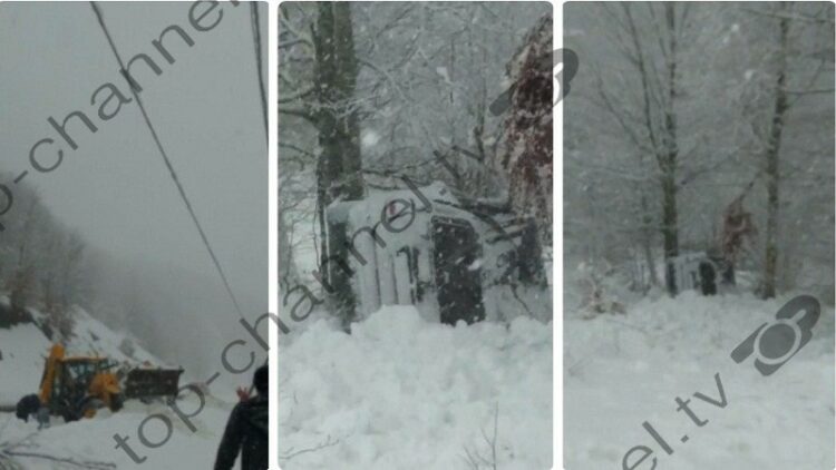 Orteku godet makinën e doktorit dhe infermierit të Kelmendit, përfundon disa metra poshtë rrugës