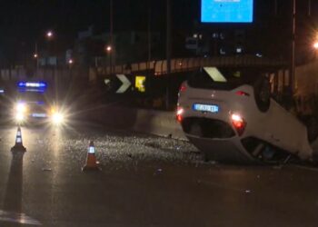 Aksident i frikshëm në Tiranë! Makina përplaset me bordurën anësore. Dyshohet për viktima