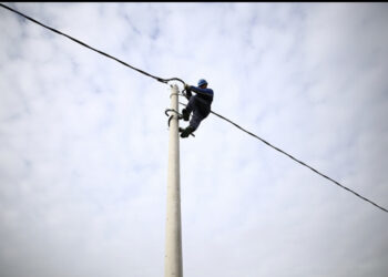 Bie në kontakt me rrymën elektrike 60-vjeçari, dërgohet me urgjencë në spital