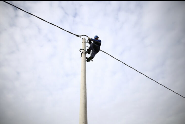 Bie në kontakt me rrymën elektrike 60-vjeçari, dërgohet me urgjencë në spital