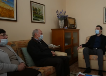 Basha në bisedë me çiftin e pensionistëve: Shpresojmë që pensionet t’i rrisim mbi mesataren e rajonit