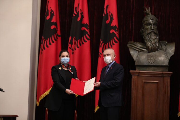 Me dorën mbi Kushtetutë, Xhaçka dhe Peleshi betohen si ministra