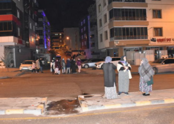 Tërmeti shkund Ankaranë, frikë dhe panik, njerëzit në rrugë