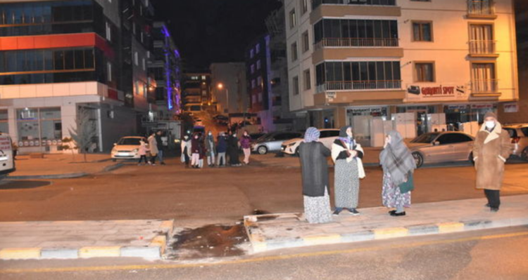 Tërmeti shkund Ankaranë, frikë dhe panik, njerëzit në rrugë