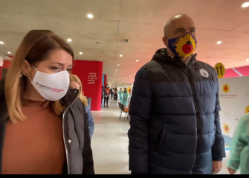VIDEO/ Stadiumi Air-Albania, Rama bisedon me Manastirliun, ministrja vaksinohet sot