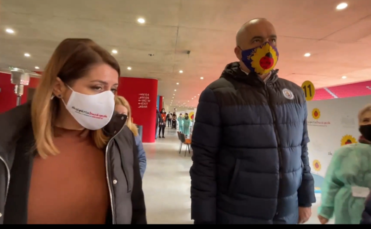 VIDEO/ Stadiumi Air-Albania, Rama bisedon me Manastirliun, ministrja vaksinohet sot