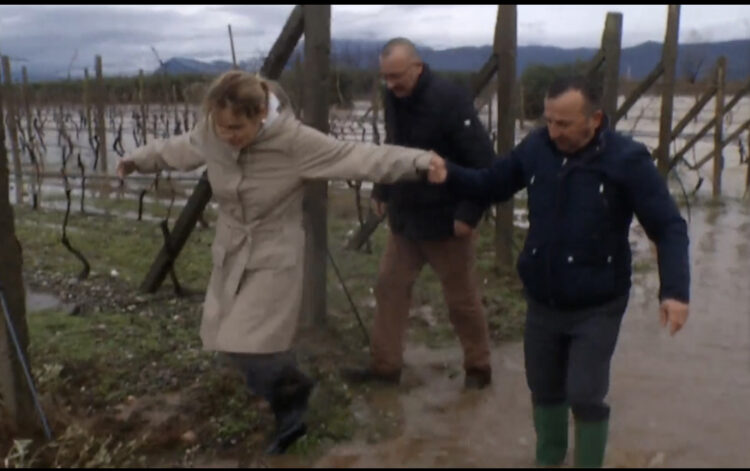 Gjetan o ftohesh’/ Kryemadhi shkon në Laç, shikon nga afër tokat e përmbytura: Faj kemi dhe ne që mbyllim sytë