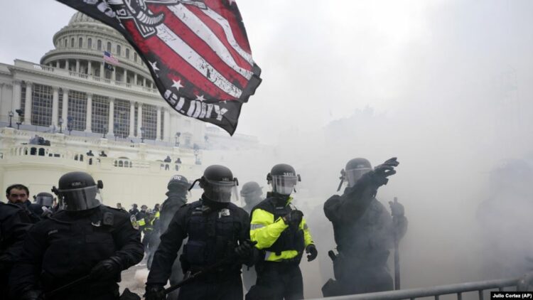 Tension në Kongresin amerikan, Mike Pence evakuohet nga ndërtesa pas hyrjes së protestuesve