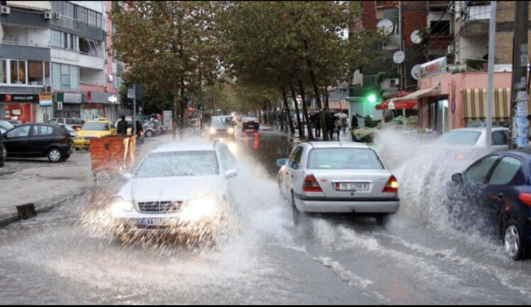 Nuk ndahen shirat në vend! Parashikimi i IGJEUM për situatën në vend, sërish probleme me përmbytjet