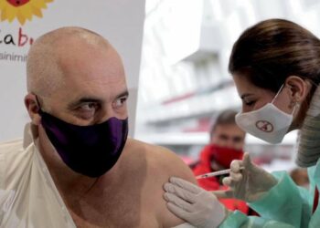 ANALIZA/ Andi Bushati: Arena e cirkut me vaksinën