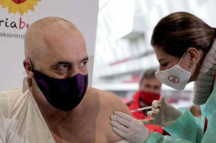 ANALIZA/ Andi Bushati: Arena e cirkut me vaksinën