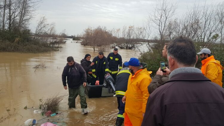 Ishte bllokuar në grykëderdhjen e lumit Mat si pasojë e përmbytjeve, shpëtohet një person në Tale të Lezhës