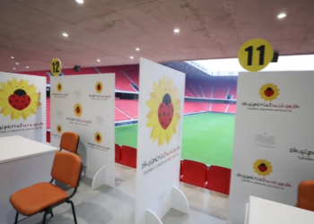 Në stadiumin “Air Albania” janë ngritur qendrat e para të vaksinimit kundër COVID-19