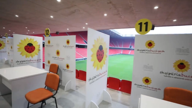 Në stadiumin “Air Albania” janë ngritur qendrat e para të vaksinimit kundër COVID-19