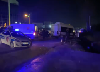 Aksidenti i rëndë në Elbasan/ Fugoni me pasagjerë përplaset me makinën, dyshohet për 9 të plagosur