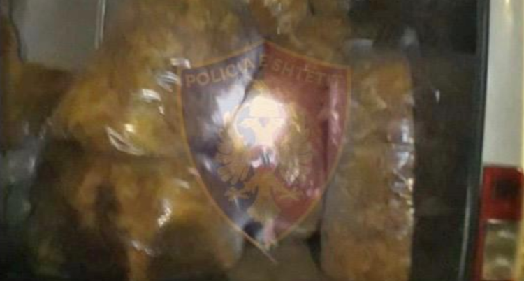 Po kalonte 800 kg duhan kontrabandë në aksin Kukës- Morinë, arrestohet 38- vjeçari