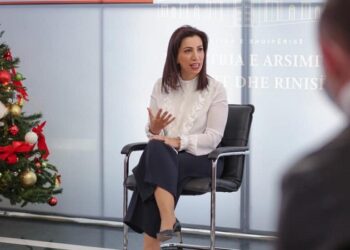 Ministrja e Arsimit jep lajmin e mirë për mësuesit: Viti 2021 fillon me 15% rritje page