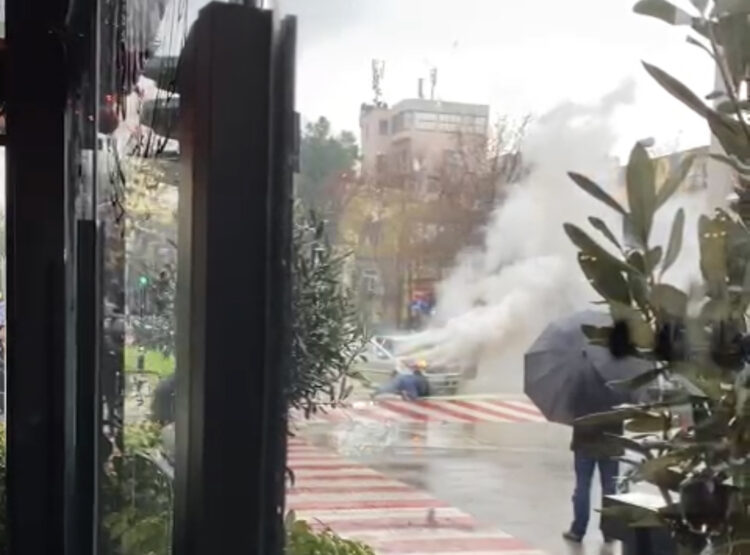 Merr flakë një makinë pranë Drejtorisë së Policisë në Tiranë