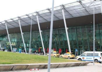 Erdhën nga Britania e Madhe dhe nuk u karantinuan, gjobiten me nga 700 mijë lekë nëntë persona