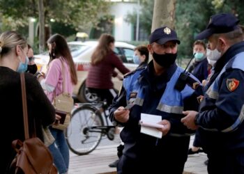 Nuk zbatuan masat anti-COVID, 427 persona gjobiten nga policia