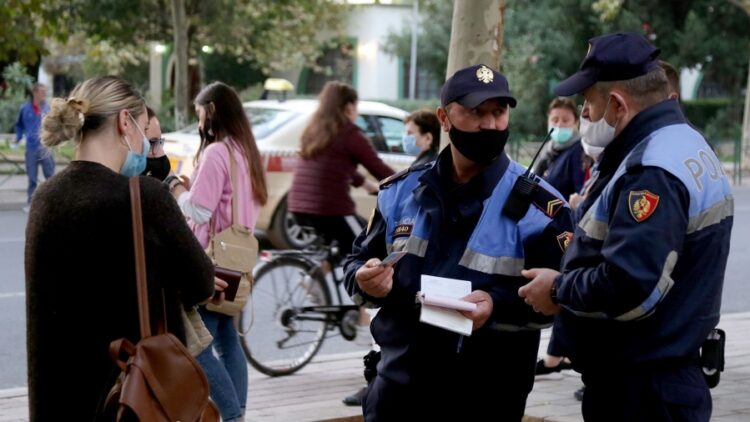 Nuk zbatuan masat anti-COVID, 427 persona gjobiten nga policia