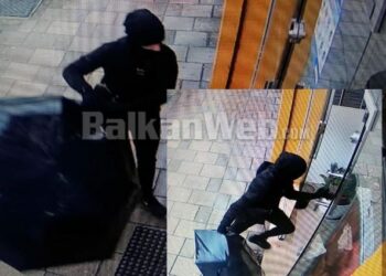 Del FOTO e autorit që grabiti tek ‘Kredo.al’, i veshur me të zeza, i maskuar dhe me çadër