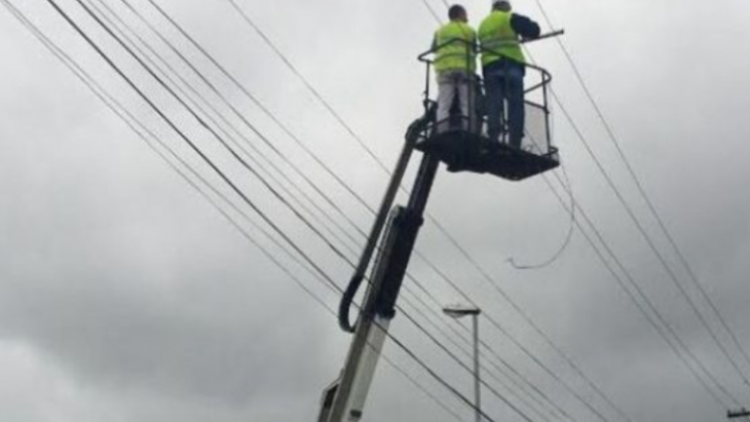 Reshjet/ Rrjeti i shpërndarjes elektrike i dëmtuar në këto zona