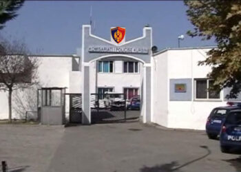 Policia e Kurbinit ndalon makinën “Benz” me 7.8 kg drogë, arrestohet shoferi dhe pasagjeri