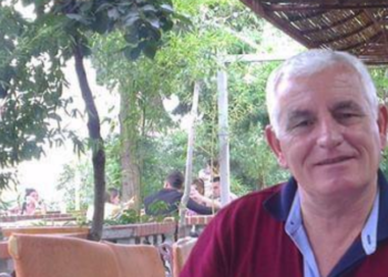 I infektuar nga COVID-19, pedagogu hidhet nga kati i shtatë, çatia e shtëpisë i shpëton jetën