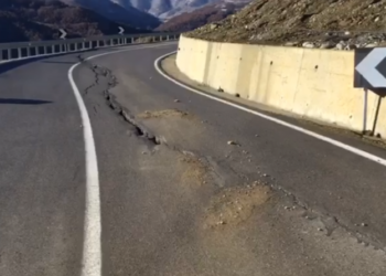 Dy vjet pas ndërtimit nga “Salillari”, shkatërrohet rruga Skrapar-Përmet. LSI, Çela: Rilindja vetëm propagandë 3D