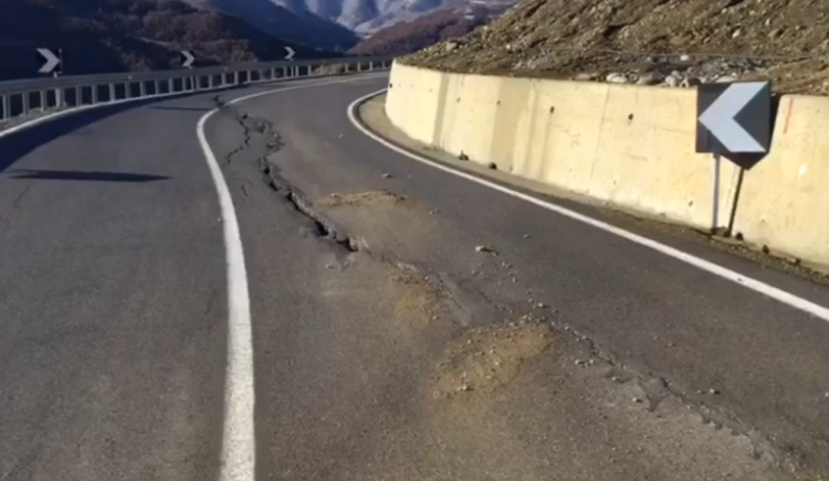 Dy vjet pas ndërtimit nga “Salillari”, shkatërrohet rruga Skrapar-Përmet. LSI, Çela: Rilindja vetëm propagandë 3D