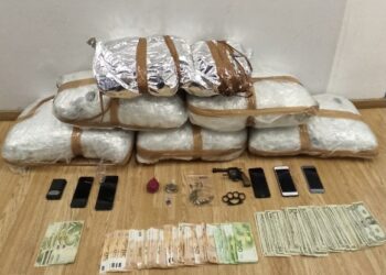 FOTO/ Operacion në Athinë, arrestohet shqiptari me tre grekët, iu gjetën drogë, para e pistoletë