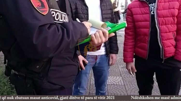 Policia nuk i ndal gjobat as në 2021, ndëshkohen 1183 qytetarë për maskën