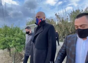 Rindërtimi/ Rama dorëzon dy banesa të reja në Maminas, Ahmetaj i përgjigjet opozitës: Po ulet numri i familjeve në çadra