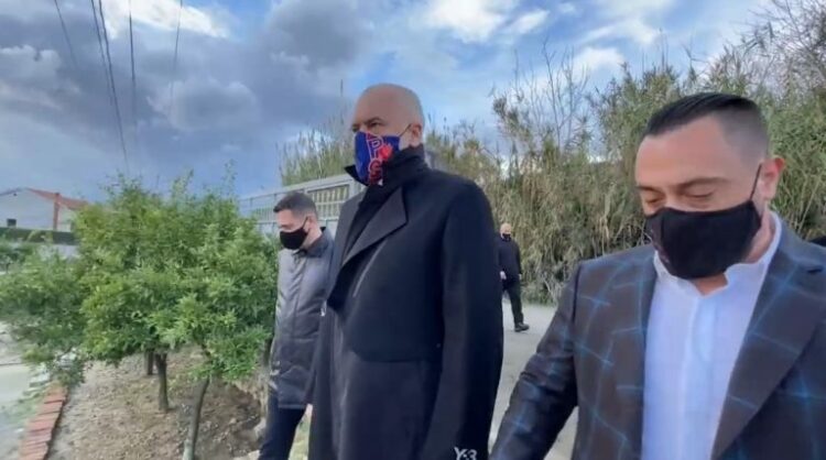 Rindërtimi/ Rama dorëzon dy banesa të reja në Maminas, Ahmetaj i përgjigjet opozitës: Po ulet numri i familjeve në çadra