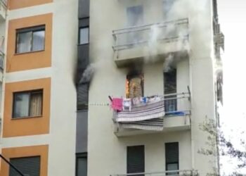 Foto nga banesa që u përfshi nga flakët