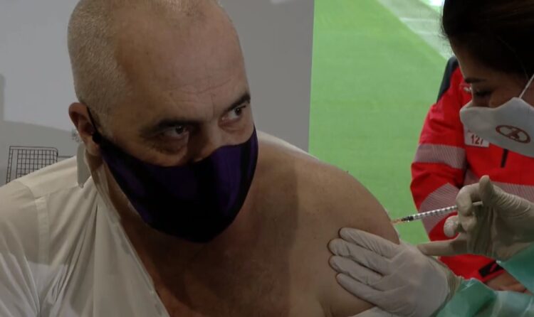 Kryeministri Rama duke marrë vaksinën