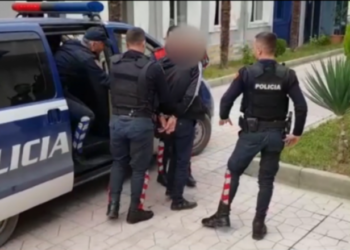 Transportoi 12 emigrantë të paligjshëm, arrestohet 28 vjeçari në Tiranë