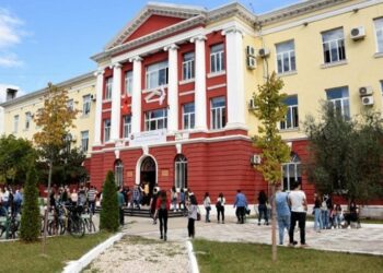 Studentët peticion për hapjen e auditoreve për seminaret dhe laboratoret