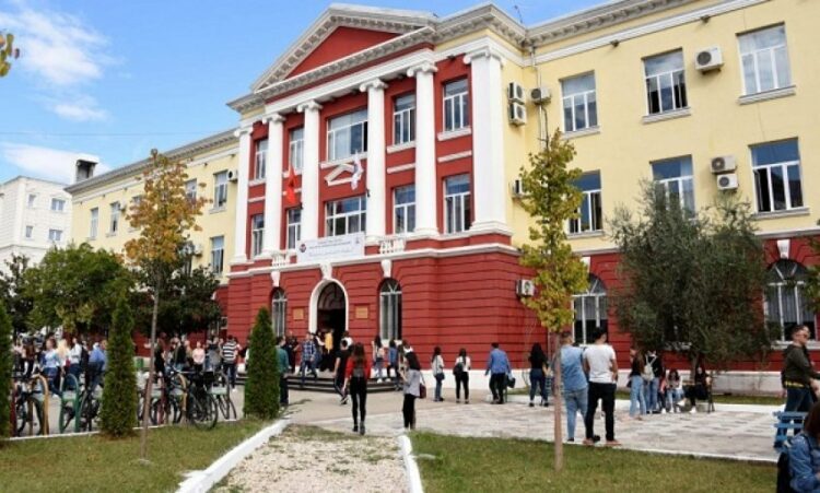 Studentët peticion për hapjen e auditoreve për seminaret dhe laboratoret